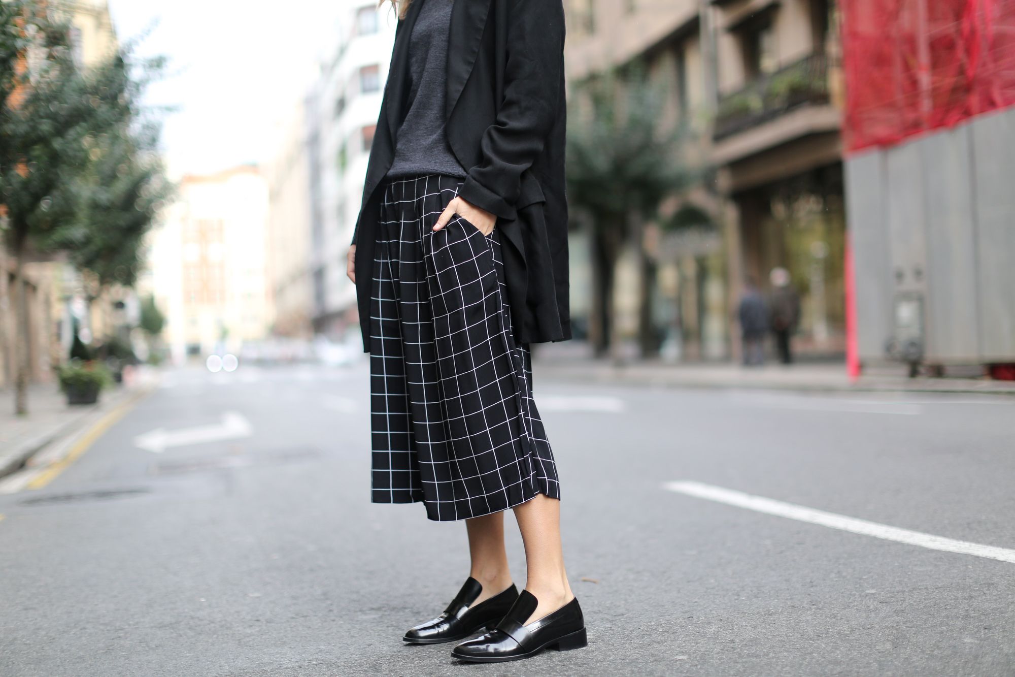 clochet-streetstyle-monki-squared-black-white-culottes-lykke-li-and-other-stories-loafers-6-1-d75667f921a306614ea9a52e5c61a893.jpg