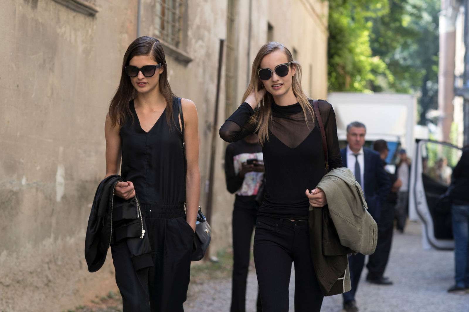 models-off-duty-milan-fashion-week-ss17-013-1-38f5abd851f57d680072925cc9a5302e.jpg