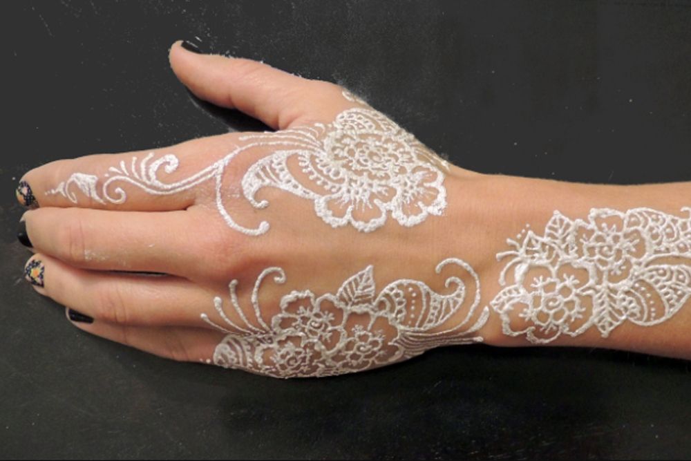 Desain Henna Tangan Simple - White glitter