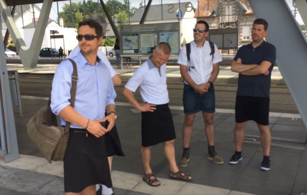 men-protesting-no-shorts-dress-code-wearing-skirts-812a850b4680d47963126a0c334334d2.jpg