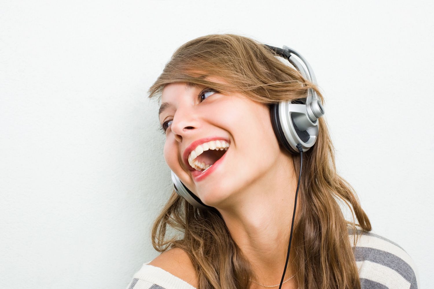 headphones-woman-listening-to-music-pandora-spotify-apple-music-cur-groove-play-google-6495a4c84a76f81e60b4424aefa385a2.jpg