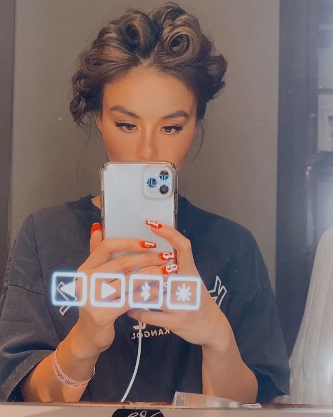 Gaya Mirror Selfie A La Agnez Mo Yang Kece Sekaligus Memukau