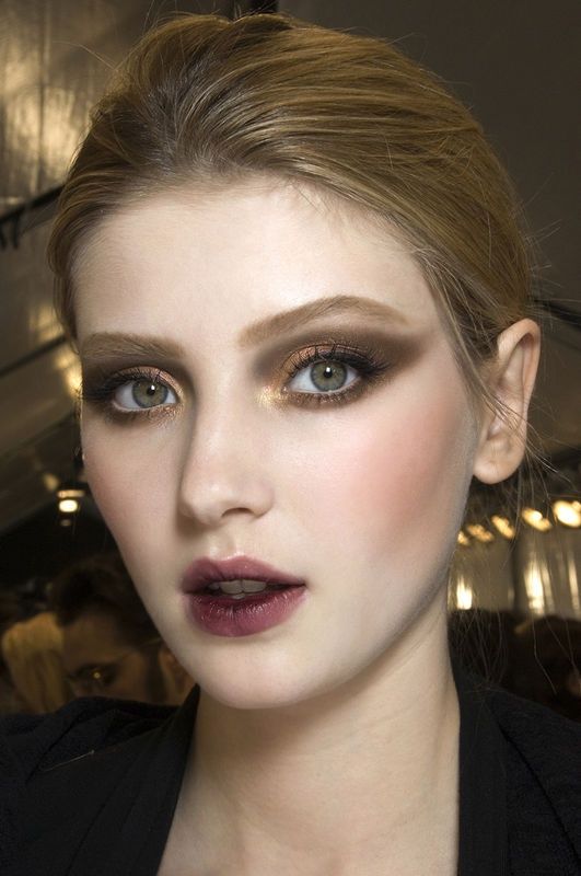 Yuk, Intip 5 Inspirasi Lipstik Berwarna Gelap Pada Runway Backstage Ini