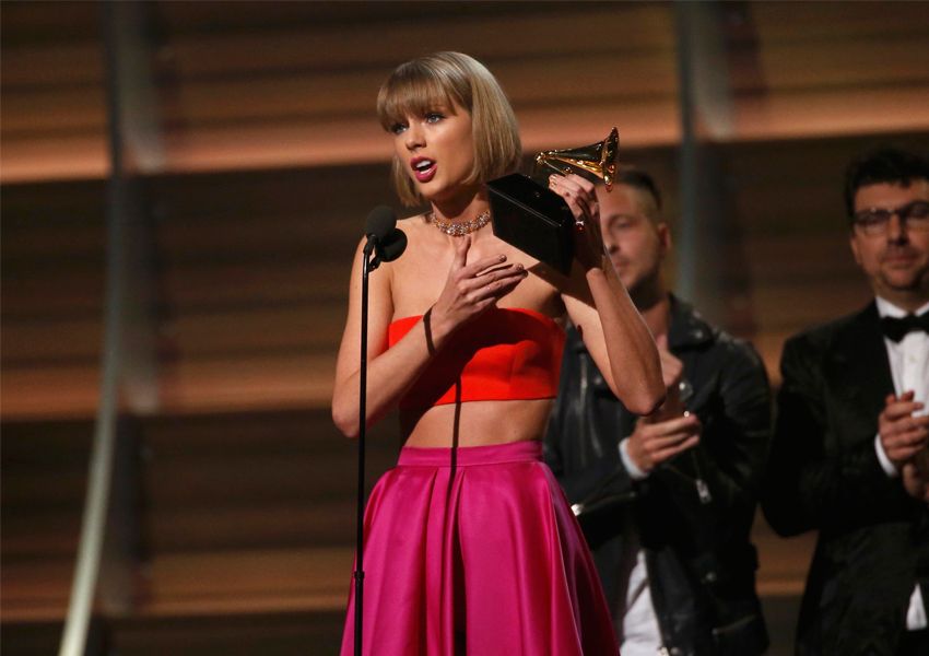 Taylor Swift Menang Album Terbaik di Grammy 2016 dan Ia Punya Pesan yang Sangat Kuat untukmu!