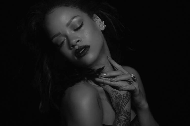 Rihanna Ciptakan Tren Unibrow dalam Video Kiss It Better