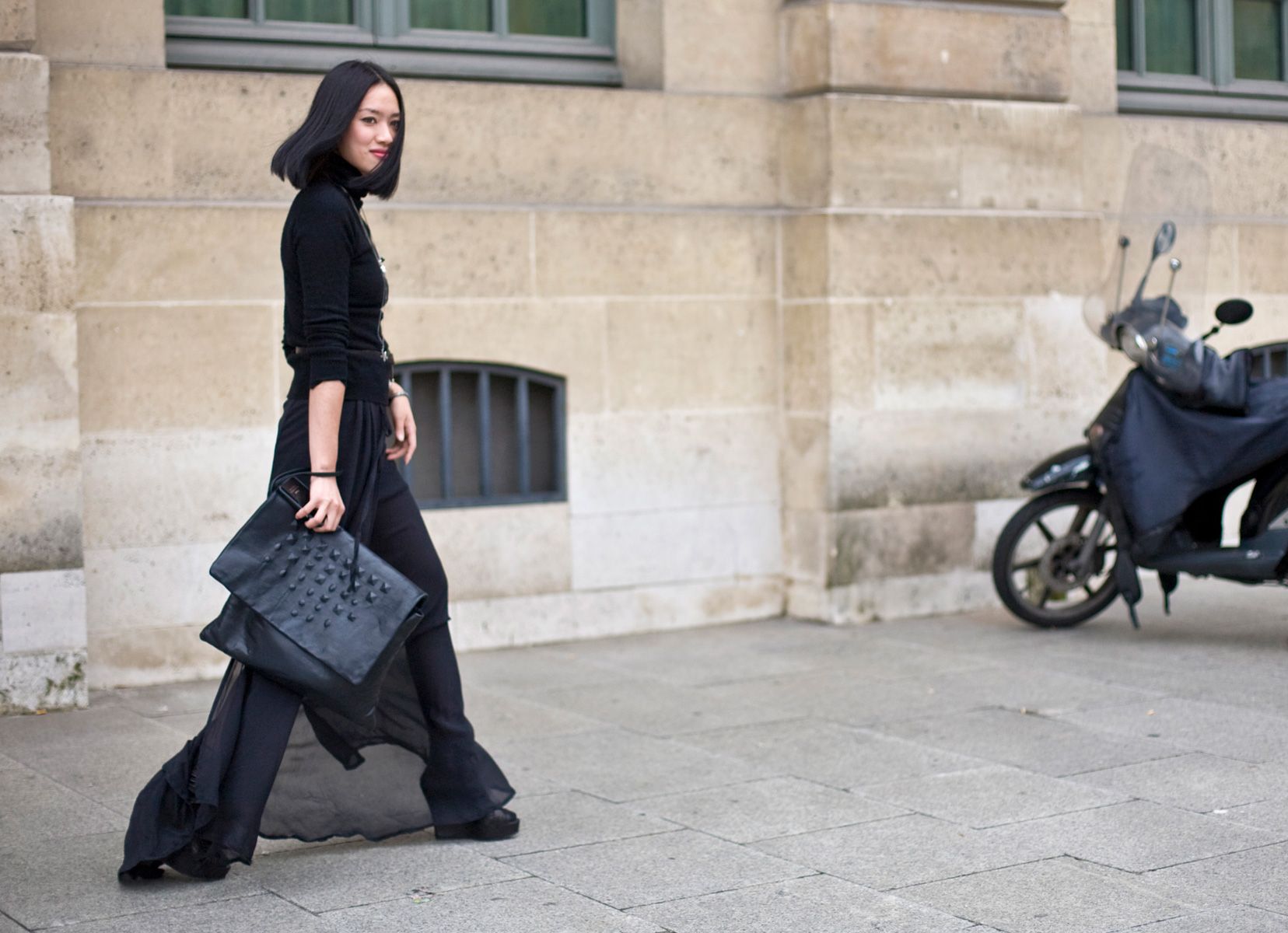 Dior Menghadirkan Trik Styling Unik Padu Padan Celana Flared dan Dress