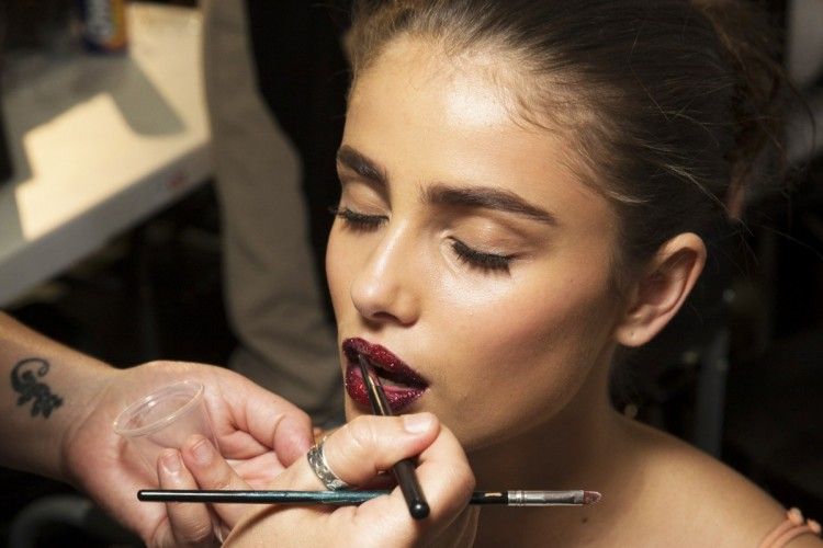 Brand Versace Suguhkan Kilau Bibir yang Glamour Musim Gugur Ini