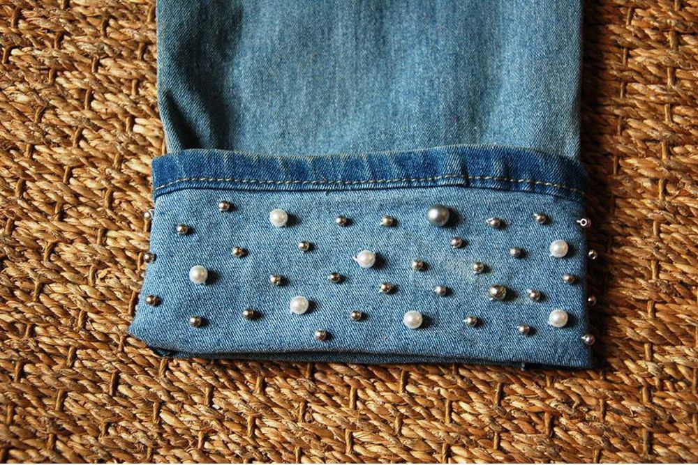 DIY: Trik Mudah Mempercantik Jeans Lama Dengan Manik-Manik Lucu