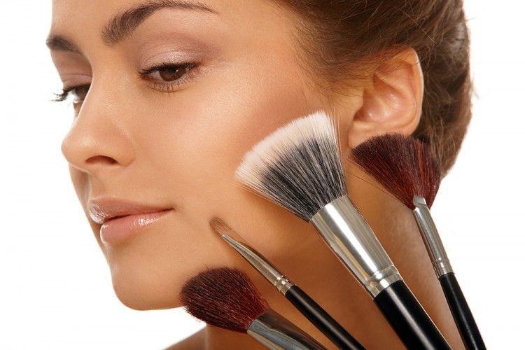 Nggak Perlu Mahal-mahal, Kamu Bisa Buat Makeup Brush Bersih Seketika dengan 3 Produk Ini