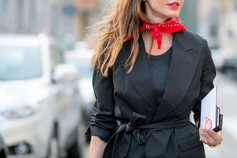 Here are 5 inspirations for wearing a choker necklace so that your style is maximally cool