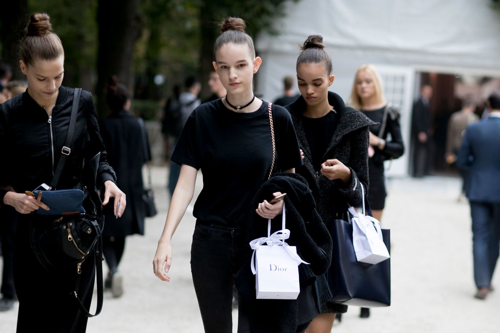 Fashion Model Alert! Ini Dia 5 Jenis Tampilan Serba Hitam Untuk Inspirasi Gaya Kamu Sehari-hari