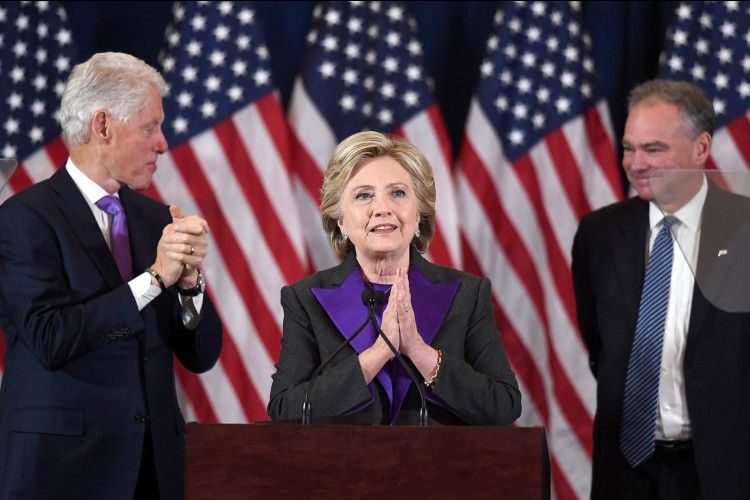 Hillary Clinton Memberikan Pesan Inspiratif Lewat Busana Berwarna Ungu