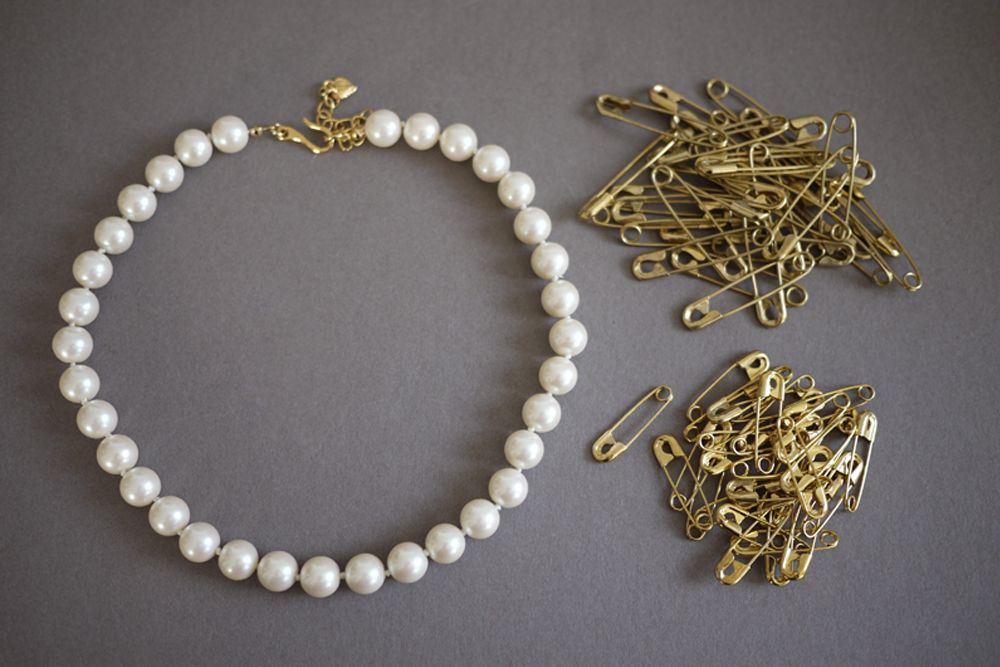 DIY Membuat Kalung Mutiara Peniti Emas Hanya dengan Waktu 10 Menit