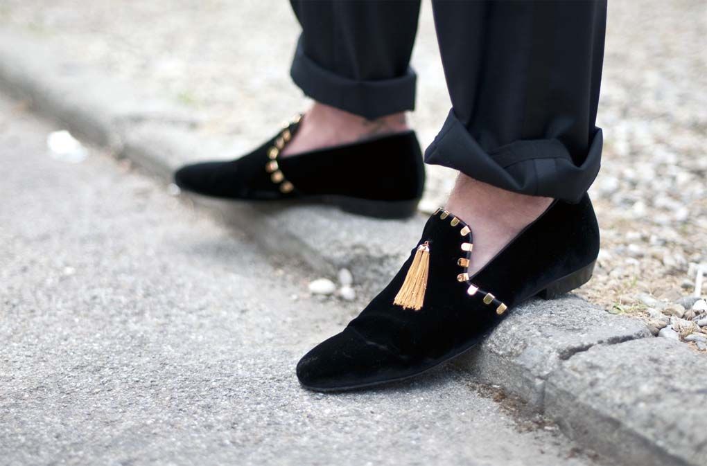 Let's Peek Style With Velvet Shoes That Are More Trendy!