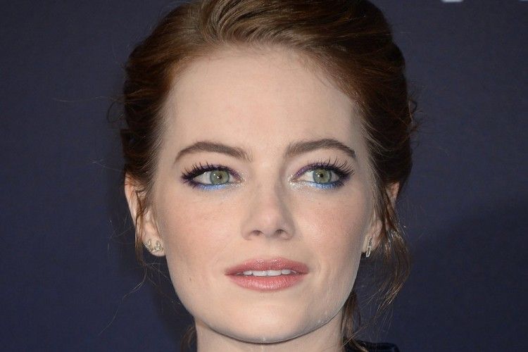 Emma Stone Tampil Berani dengan Pulasan Eyeliner Berwarna Biru Saat Premier Film Terbarunya