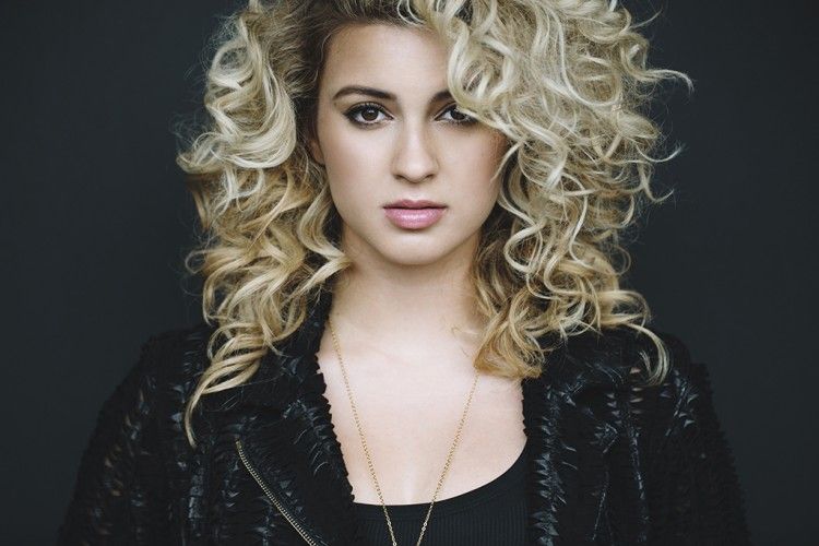 Siap-siap Baper dengan 5 Lagu dari Tori Kelly Ini