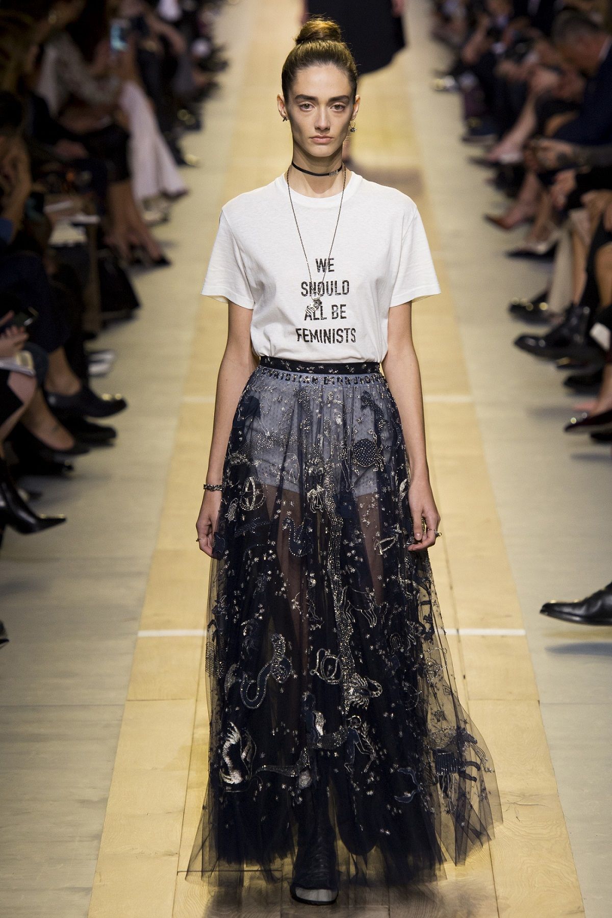 Cuma Modal T-shirt, Gaya Kamu Bisa Makin Edgy ala Koleksi Desainer Terbaru
