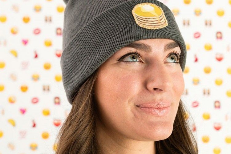 DIY Membuat Topi Lama Kamu Menjadi Topi dengan Patch Emoji yang Super Keren