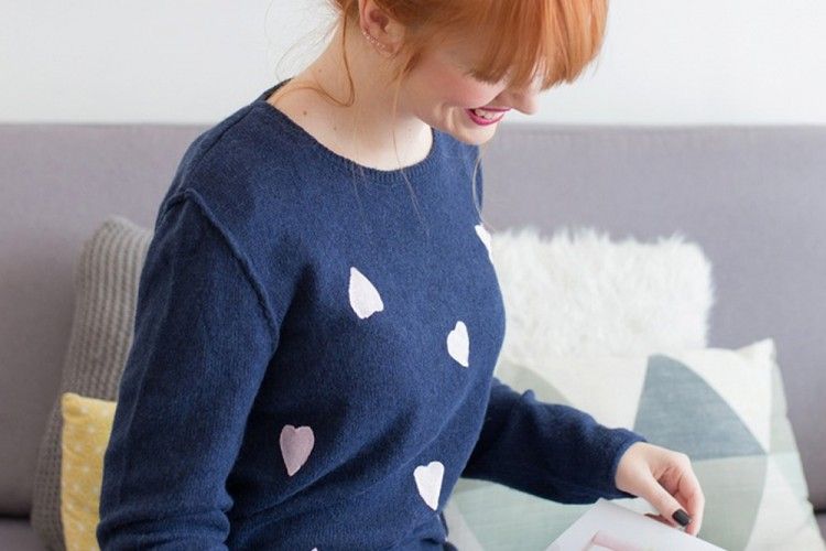 DIY Membuat Heart Sweater yang Bikin Sweater Lamamu Terlihat Baru
