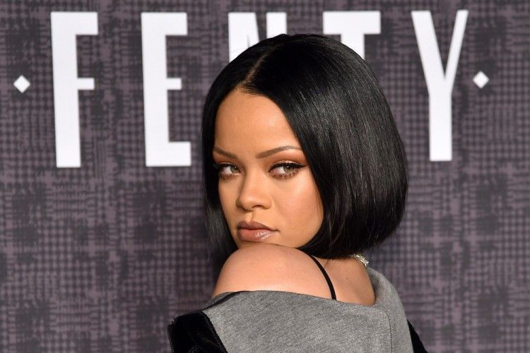 Be Ready! Rihanna akan Segera Meluncurkan Produk Kosmetiknya