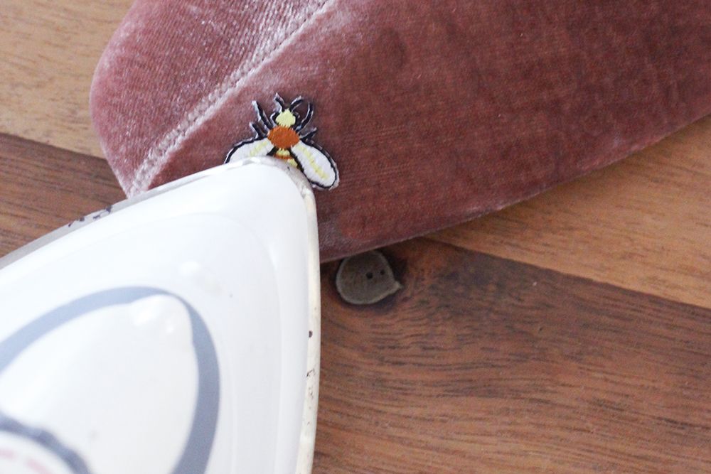 DIY Sepatu Boots dengan Patch Lebah Bikin Penampilanmu Lebih Edgy