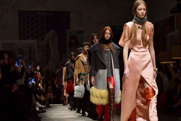 Topi Kardus Hingga Berbagai Aksesori Terunik Lainnya Di Milan Fashion Week FW17