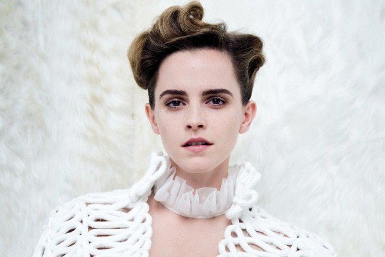 Pamer Payudara, Emma Watson Tak Terima Dikritik Para Feminis 