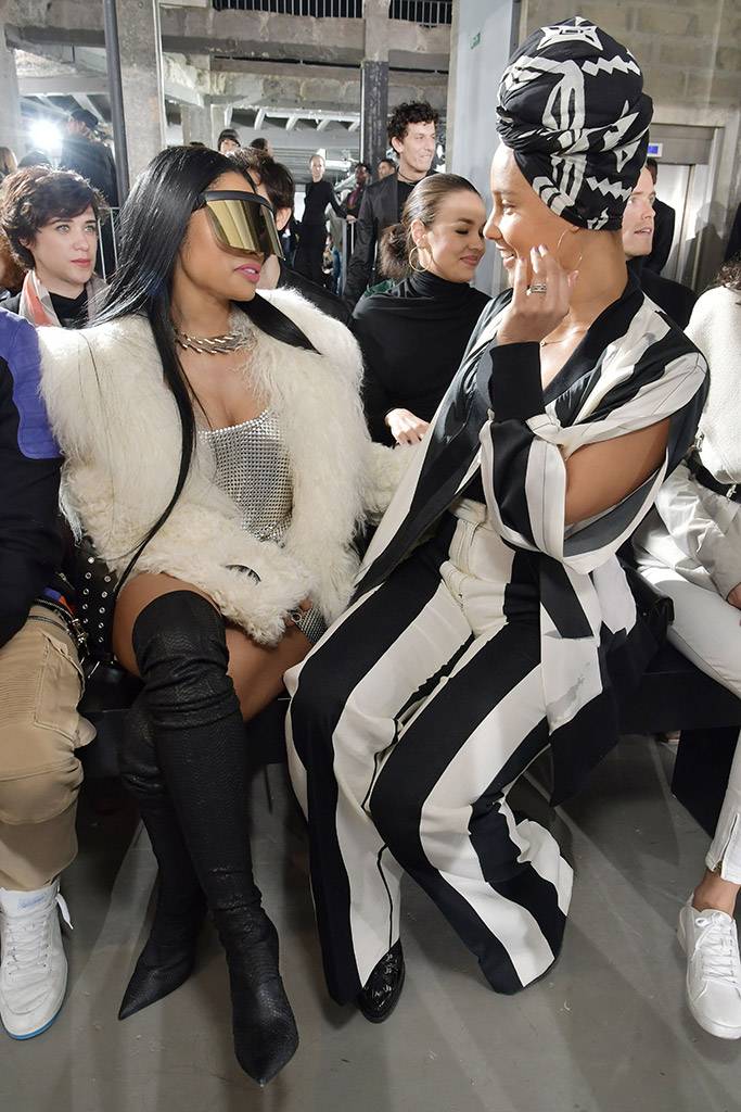 Para Seleb yang Paling Mencuri Perhatian Di Paris Fashion Week Fall 2017