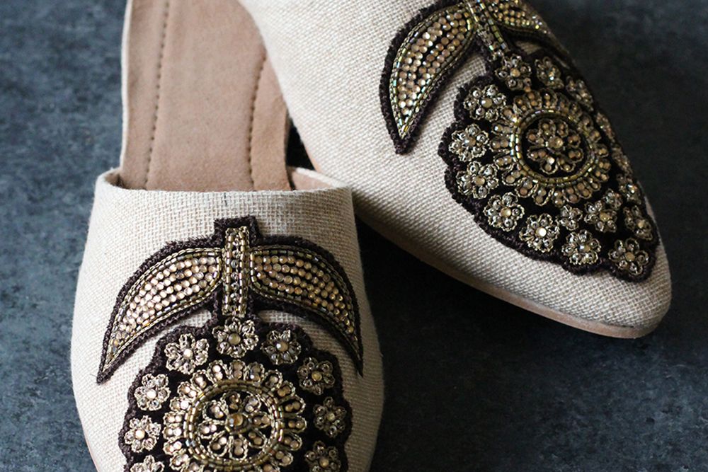 DIY Mudah Embroidery Sepatu Mules yang Bikin Penampilanmu Lebih Trendi
