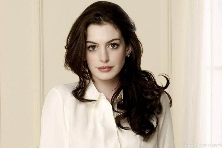 Hindari Stres, Begini Cara Elegan Anne Hathaway Menanggapi Haters