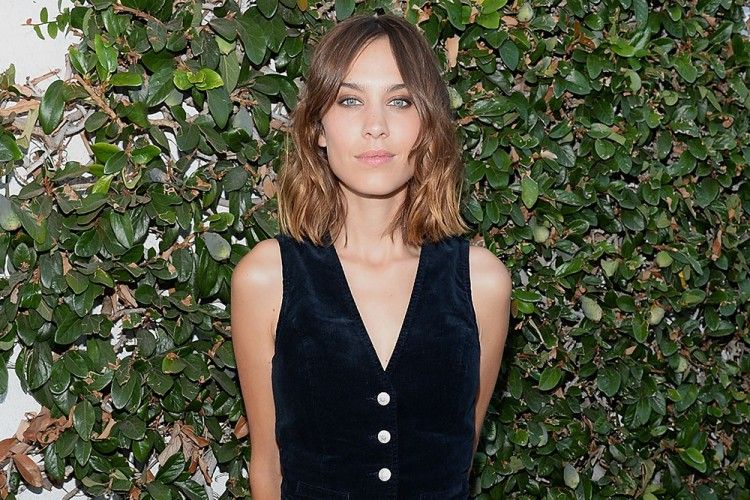 Selalu Tampil Chic Dan Stylish Ini Gaya Alexa Chung Yang Bisa Kamu Contek