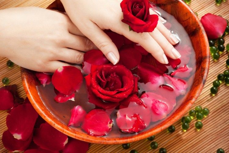 5 Tips Memakai Air Mawar agar Kulit Wajah Lebih Halus