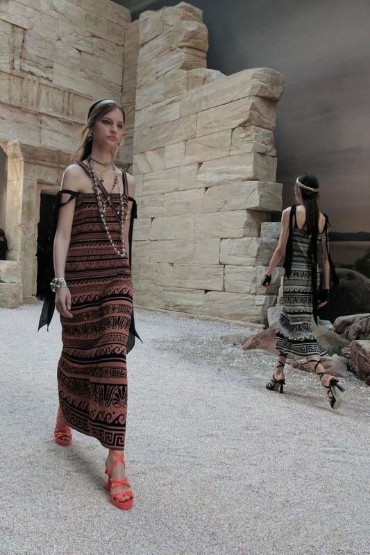 Hadirkan Koleksi Resort 2018, Chanel Beri Nuansa Yunani Kuno