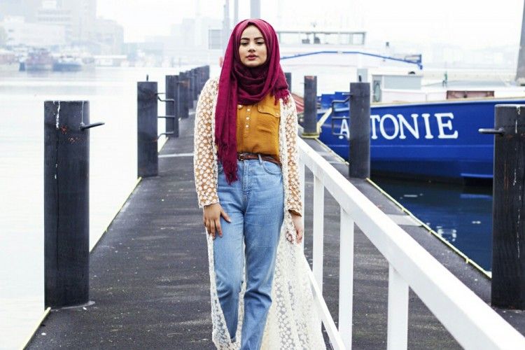 Ini Tips Padu-padan Hijab dan Denim Supaya Terlihat Modis