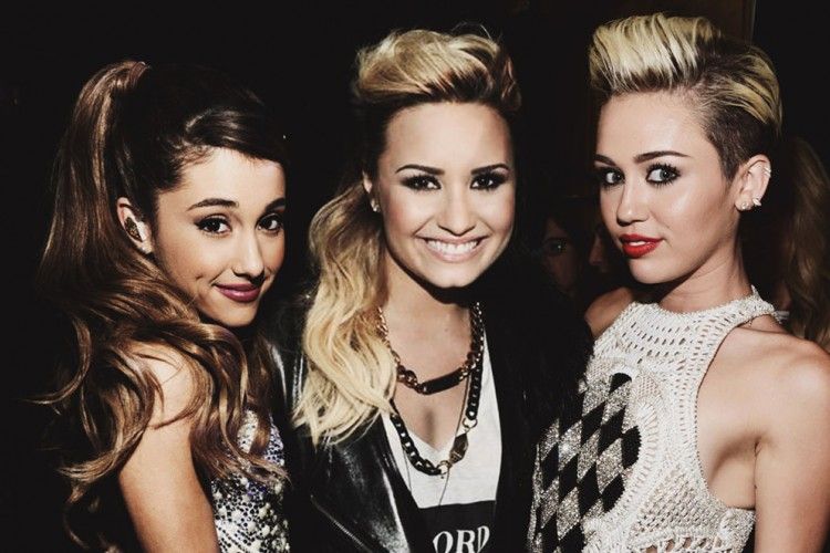 Miley Cyrus dan Demi Lovato Dukung Konser Amal Ariana Grande