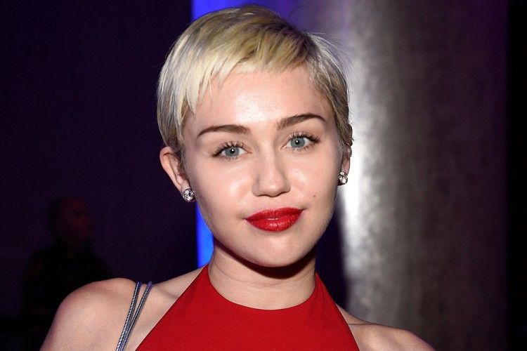Ungkapkan Opini, Miley Cyrus Diserang Oleh Brand Fashion Ini