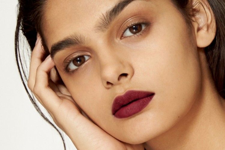 5 Cara Memilih Warna Lipstik yang Tepat untuk Bibir Hitam