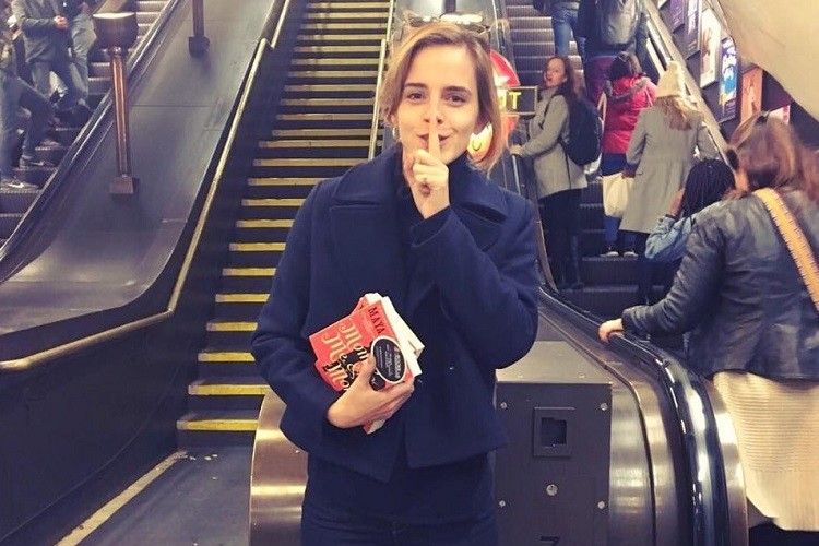 Emma Watson Ternyata Hobi Sembunyikan Buku di Jalanan!