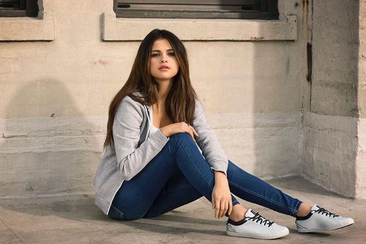 Menurut Selena Gomez, Ini Lho Sepatu yang Harus Kamu Punya