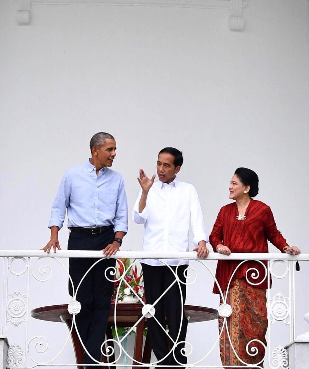 Gaya Sederhana Ibu Negara Iriana Jokowi Ini Bikin Netizen Bangga!