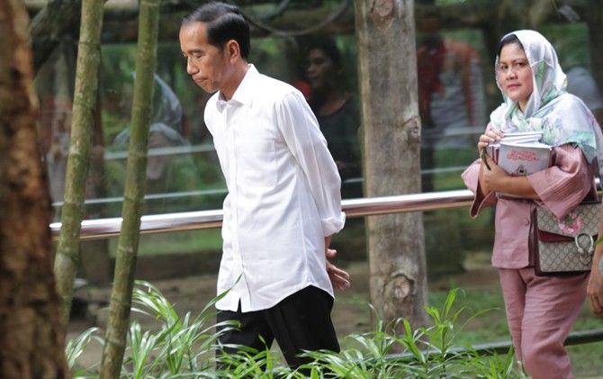 Gaya Sederhana Ibu Negara Iriana Jokowi Ini Bikin Netizen Bangga!