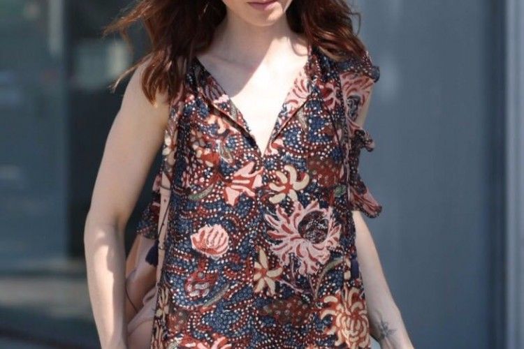 Lily Collins Terlihat Gaya dalam Balutan Baju Bermotif Batik