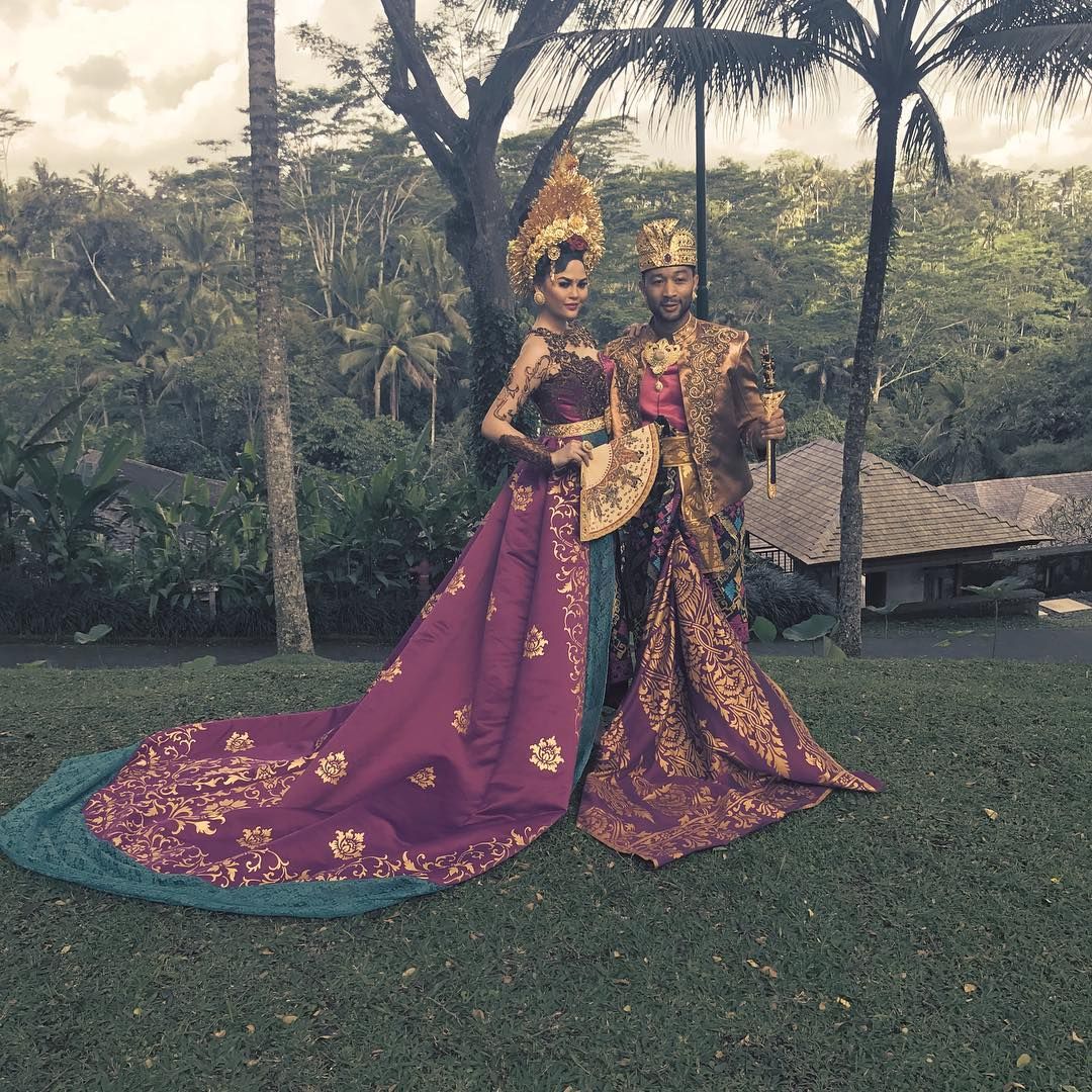 Langsung Viral, John Legend Tampil Gagah Dalam Pakaian Adat Asli Bali!