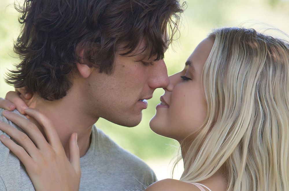 Buat Pasangan Terkesan dengan 5 Teknik Ciuman Ini