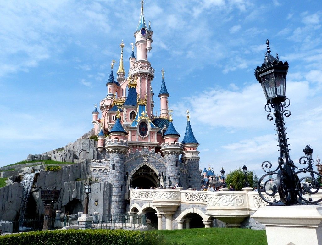 Menggemaskan! Ini 13 Tujuan Wisata Disney Land di Seluruh Dunia