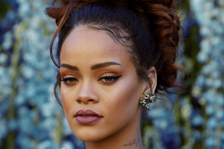 Resmi! Rihanna akan Rilis Kosmetik Fenty Beauty Bulan Depan