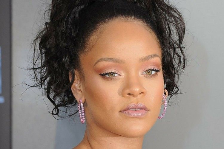 Pulang Kampung Rihanna Warnai Rambut  Jadi Lebih Nyentrik