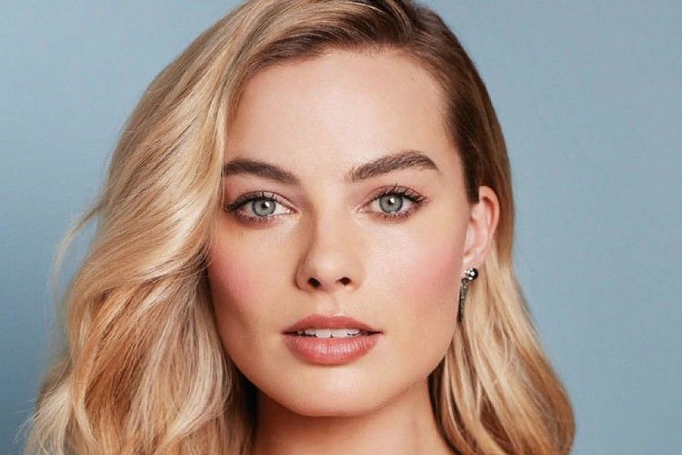 Perankan Ratu Inggris Penampilan Margot Robbie Jadi Beda 