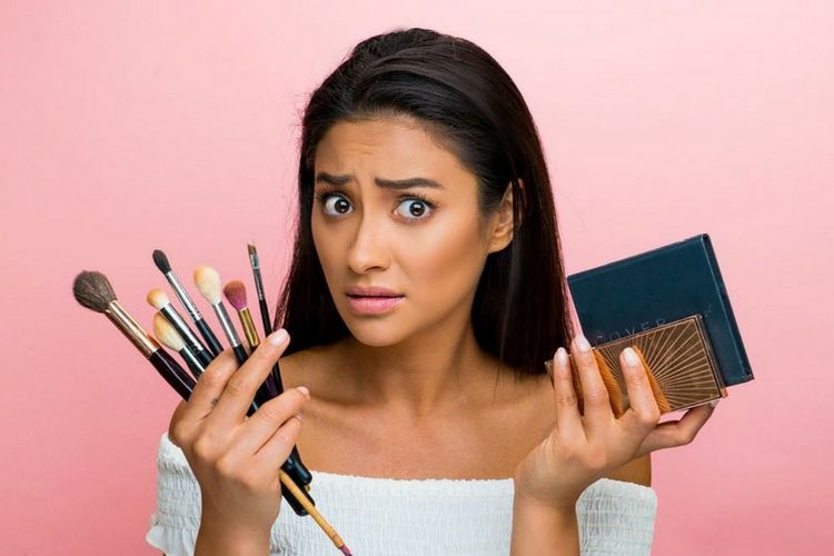 Intip Serunya Aktris Shay Mitchell Saat Beri Tips Makeup