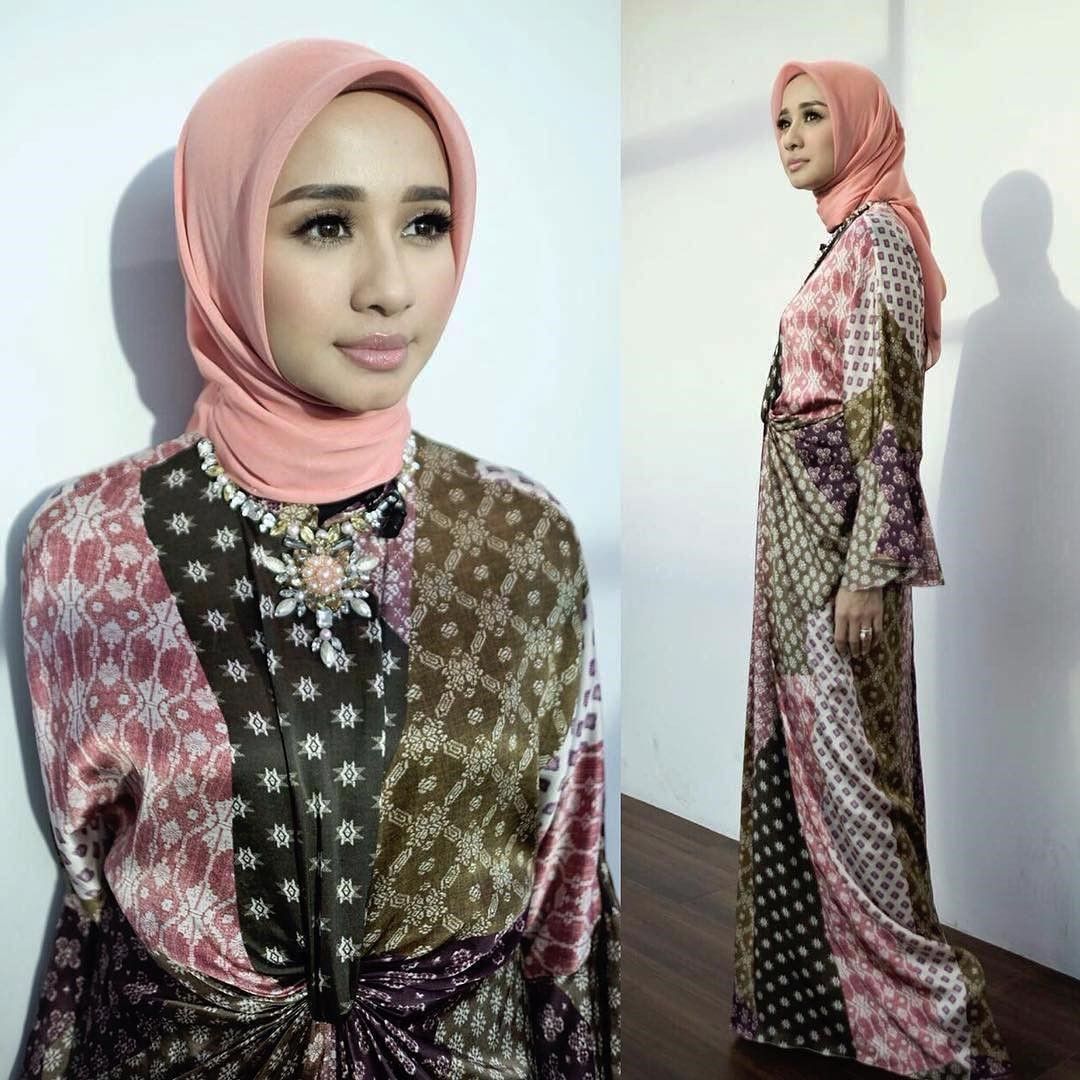 Tampil Di Acara TV Malaysia Laudya Cynthia Bella Cantik Pakai Batik